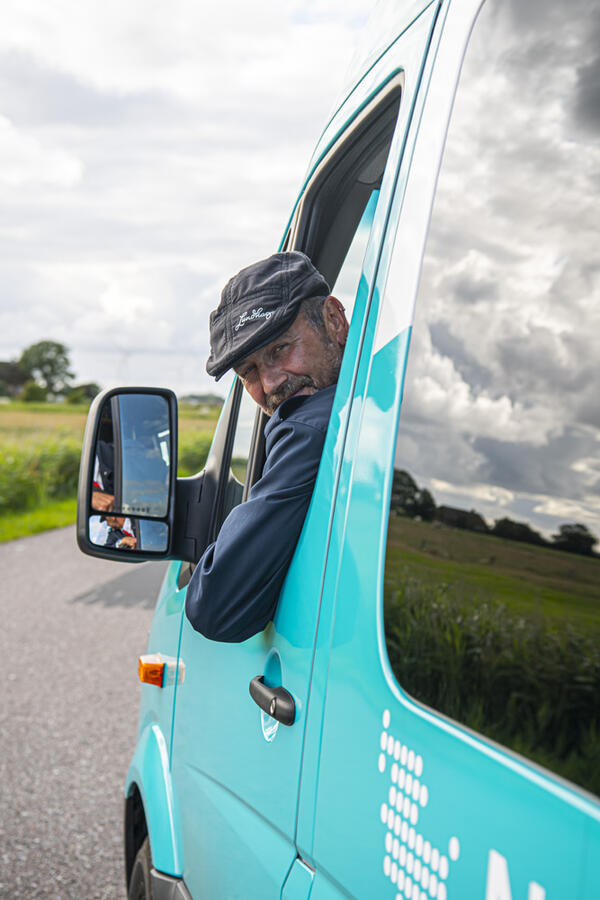 Bild vergrößern: Ein Busfahrer schaut aus einem Busfenster.